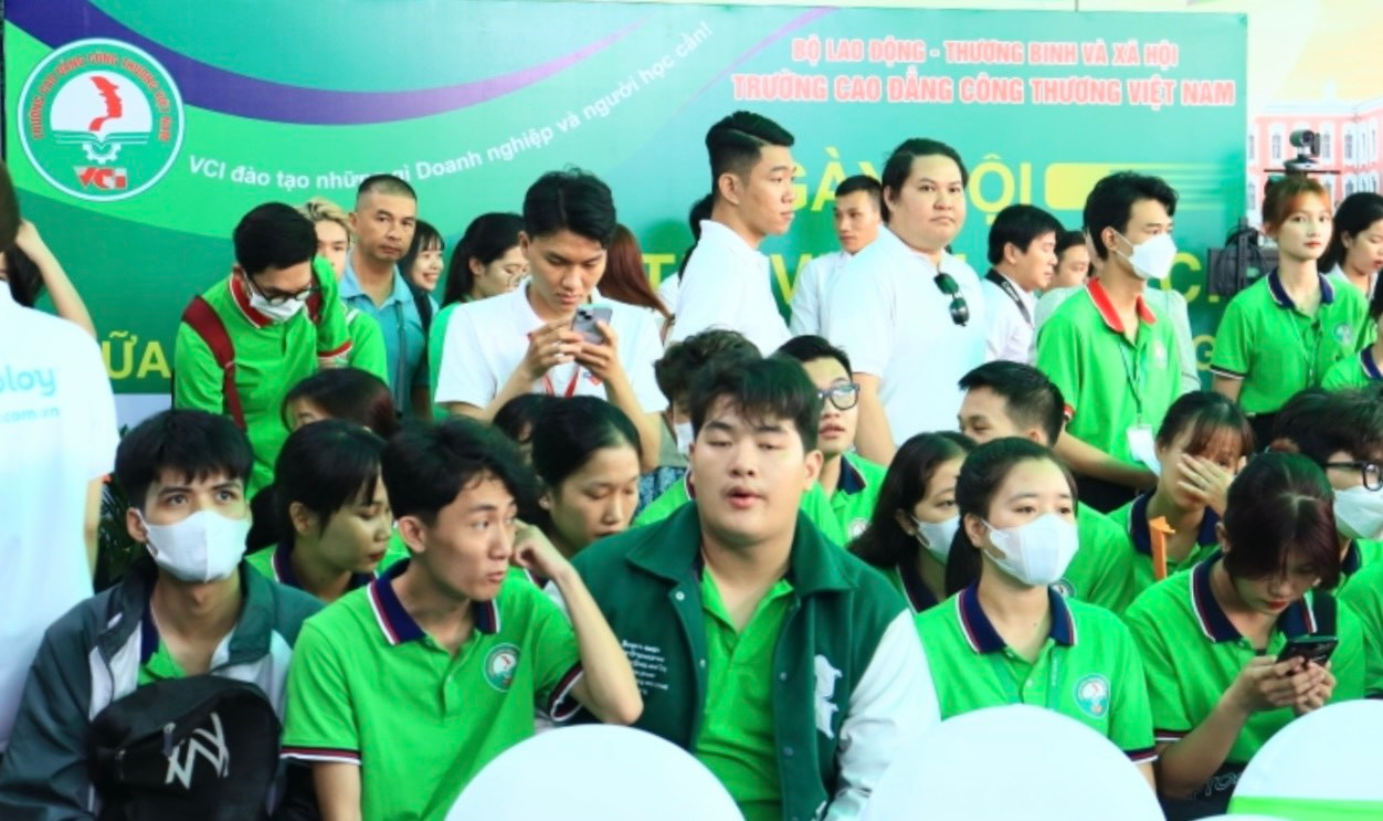 Rất đông sinh viên tham gia “Ngày hội việc làm – VCCI 2023”.