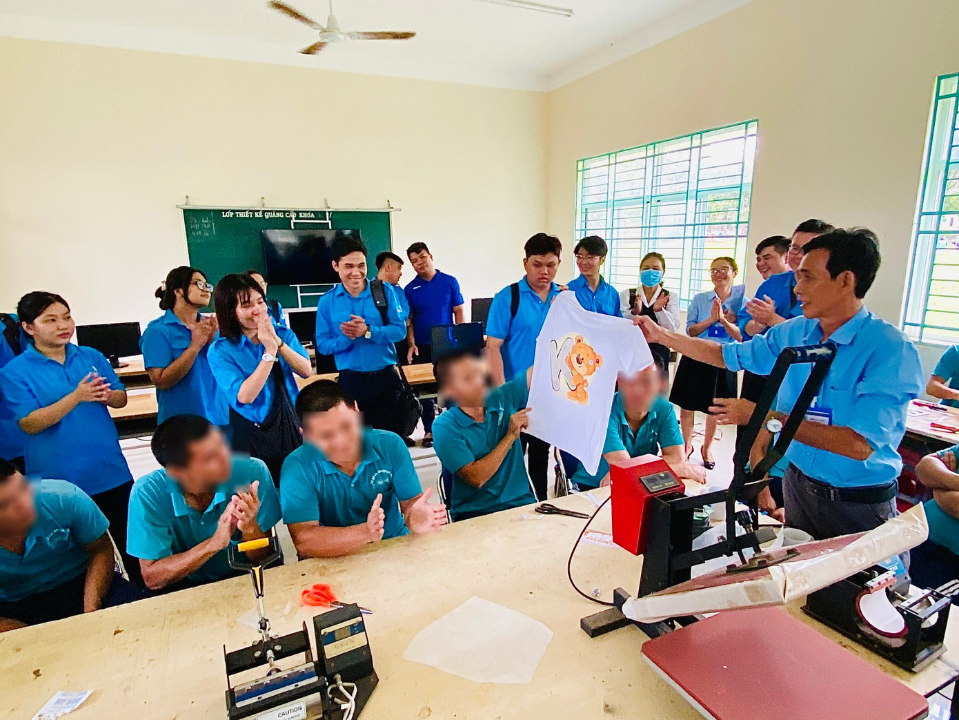 Đoàn viên thanh niên TPHCM giao lưu với các học viên cơ sở cai nghiện ma túy Phước Bình (huyện Long Thành, tỉnh Đồng Nai).