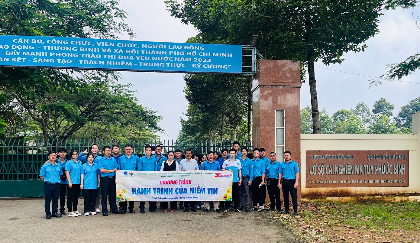Đoàn viên thanh niên TPHCM đến thăm cơ sở cai nghiện ma túy Phước Bình (huyện Long Thành, tỉnh Đồng Nai).