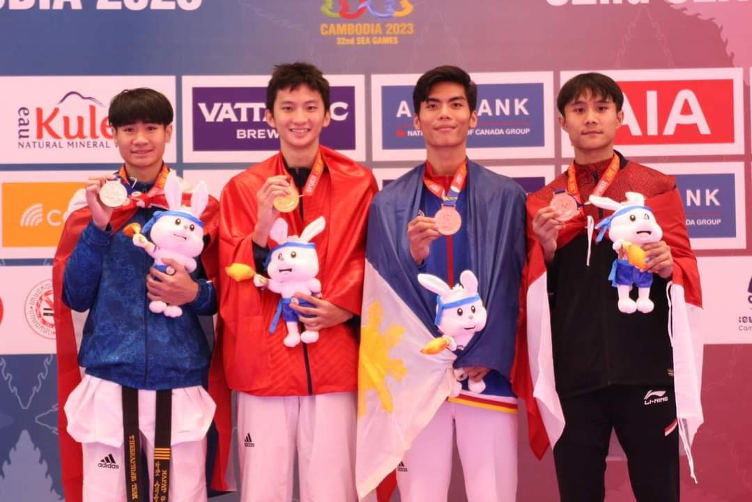 Phạm Đăng Quang (thứ hai, từ trái sang) trên bục nhận huy chương. (Ảnh: NVCC) Phạm Đăng Quang (thứ hai, từ trái sang) trên bục nhận huy chương. (Ảnh: NVCC)