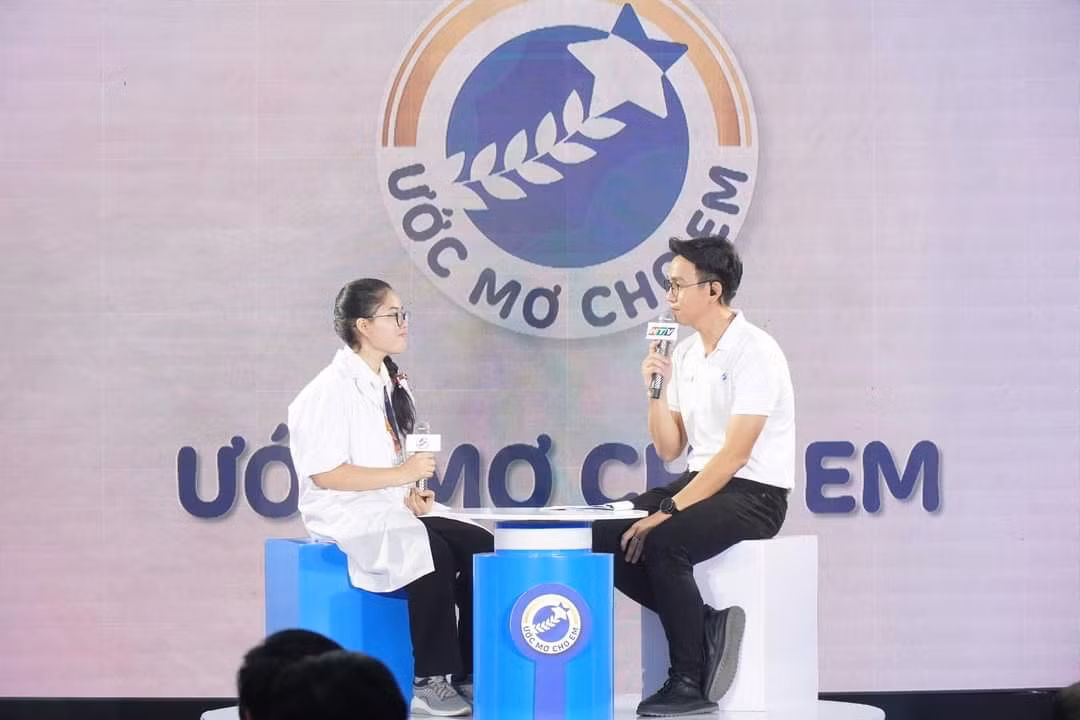 "Mẹ lo lắng khi mình học tập và làm việc trong môi trường nguy hiểm nhưng mình vẫn quyết tâm theo học với ước mơ trở thành kỹ sư Hóa Dược", Thảo Nguyên chia sẻ tại chương trình trao học bổng. "Mẹ lo lắng khi mình học tập và làm việc trong môi trường nguy hiểm nhưng mình vẫn quyết tâm theo học với ước mơ trở thành kỹ sư Hóa Dược", Thảo Nguyên chia sẻ tại chương trình trao học bổng.