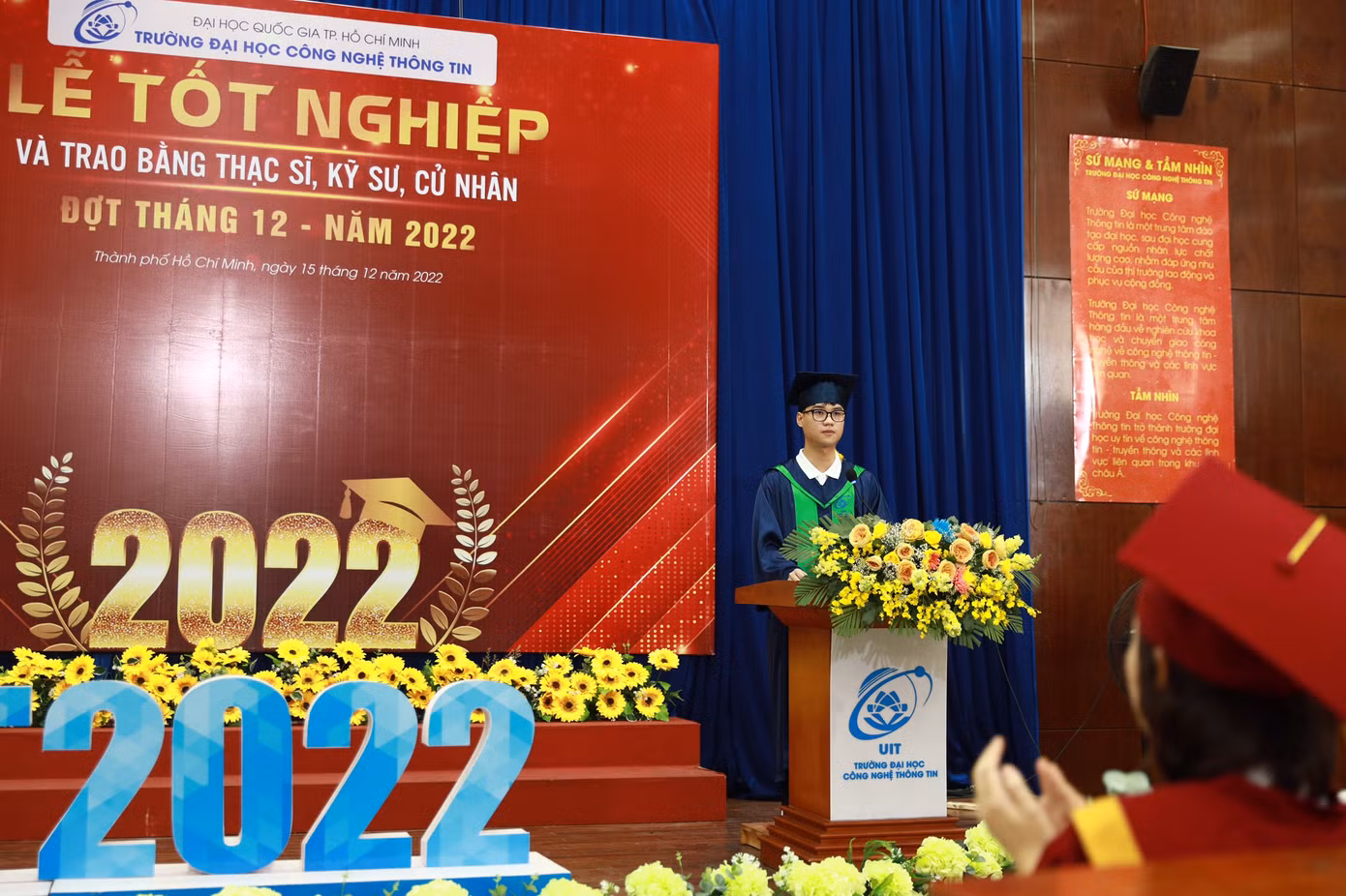 Nguyễn Dương Tùng trong buổi lễ tốt nghiệp tại trường ĐH Công nghệ thông tin (ĐHQG TP. HCM). Nguyễn Dương Tùng trong buổi lễ tốt nghiệp tại trường ĐH Công nghệ thông tin (ĐHQG TP. HCM).