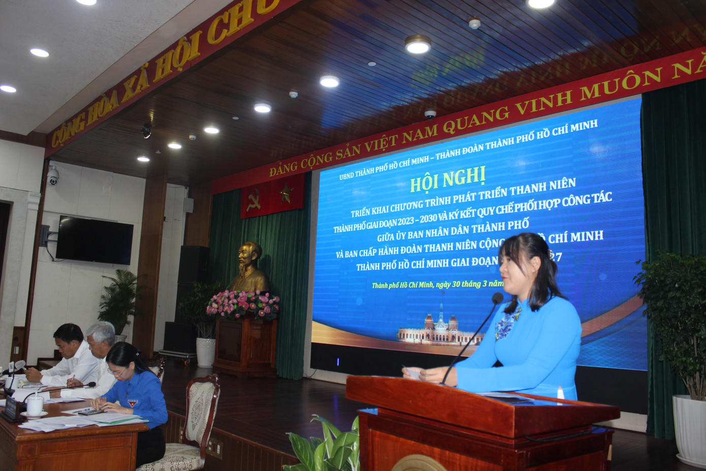 Các đại biểu trình bày tham luận tại hội nghị.