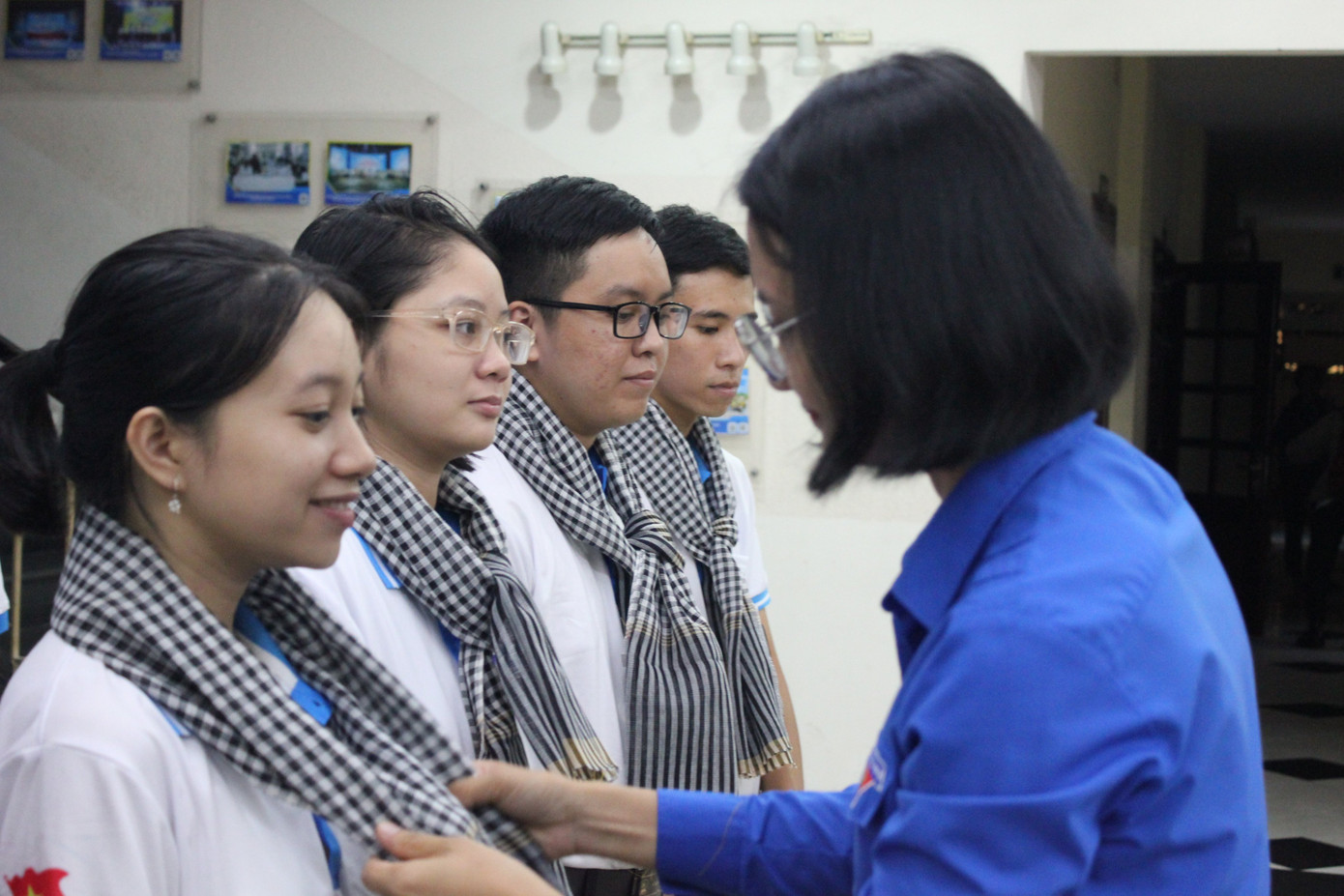 Chị Trần Thu Hà - Phó Bí thư Thành Đoàn, Chủ tịch Hội Sinh viên TP. HCM trao khăn rằn cho các sinh viên tình nguyện của Đội hình Trí thức khoa học trẻ.