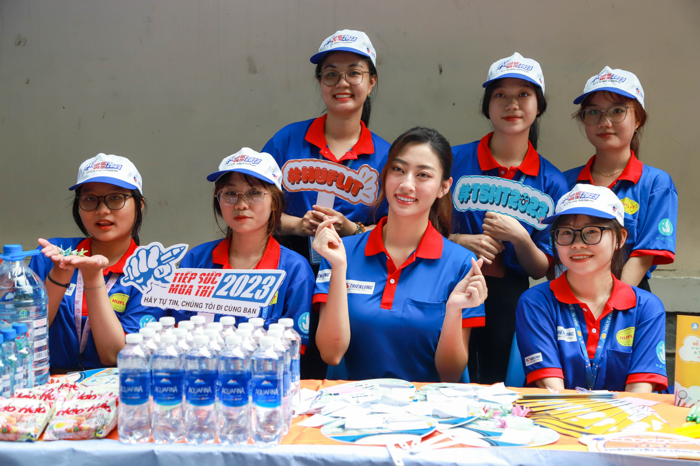 Nàng Hậu cùng các bạn tình nguyện viên trổ tài gấp hạc giấy tặng cho sĩ tử. Nàng Hậu cùng các bạn tình nguyện viên trổ tài gấp hạc giấy tặng cho sĩ tử.