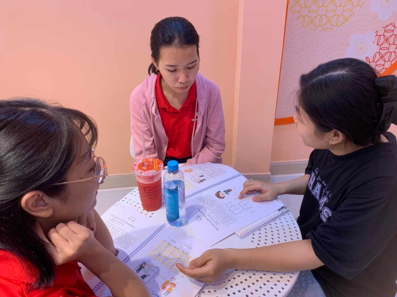 Mỹ Duyên với công việc gia sư của mình. Mỹ Duyên với công việc gia sư của mình.