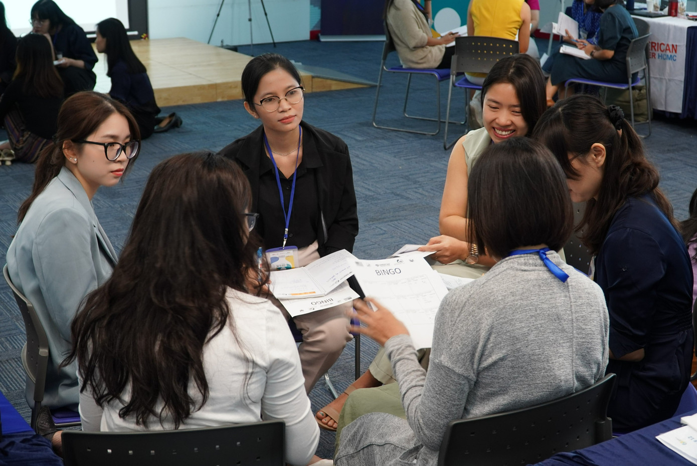 Các thành viên đang bàn luận về các vấn đề đặt ra trong buổi học.