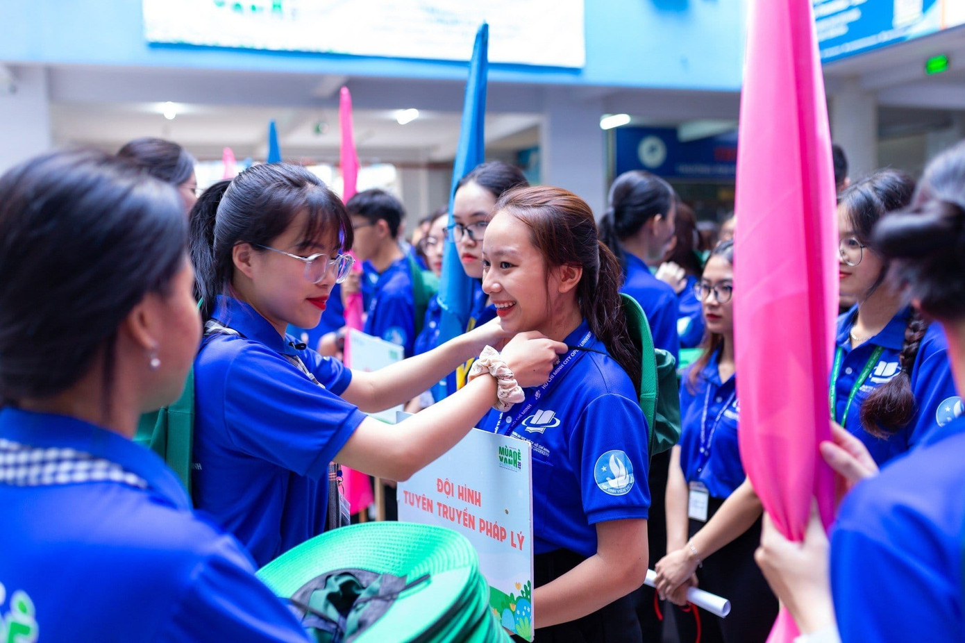 Ban chỉ huy chiến dịch trao nón tai bèo cho các chiến sĩ tình nguyện "Mùa Hè Xanh". Ban chỉ huy chiến dịch trao nón tai bèo cho các chiến sĩ tình nguyện "Mùa Hè Xanh".