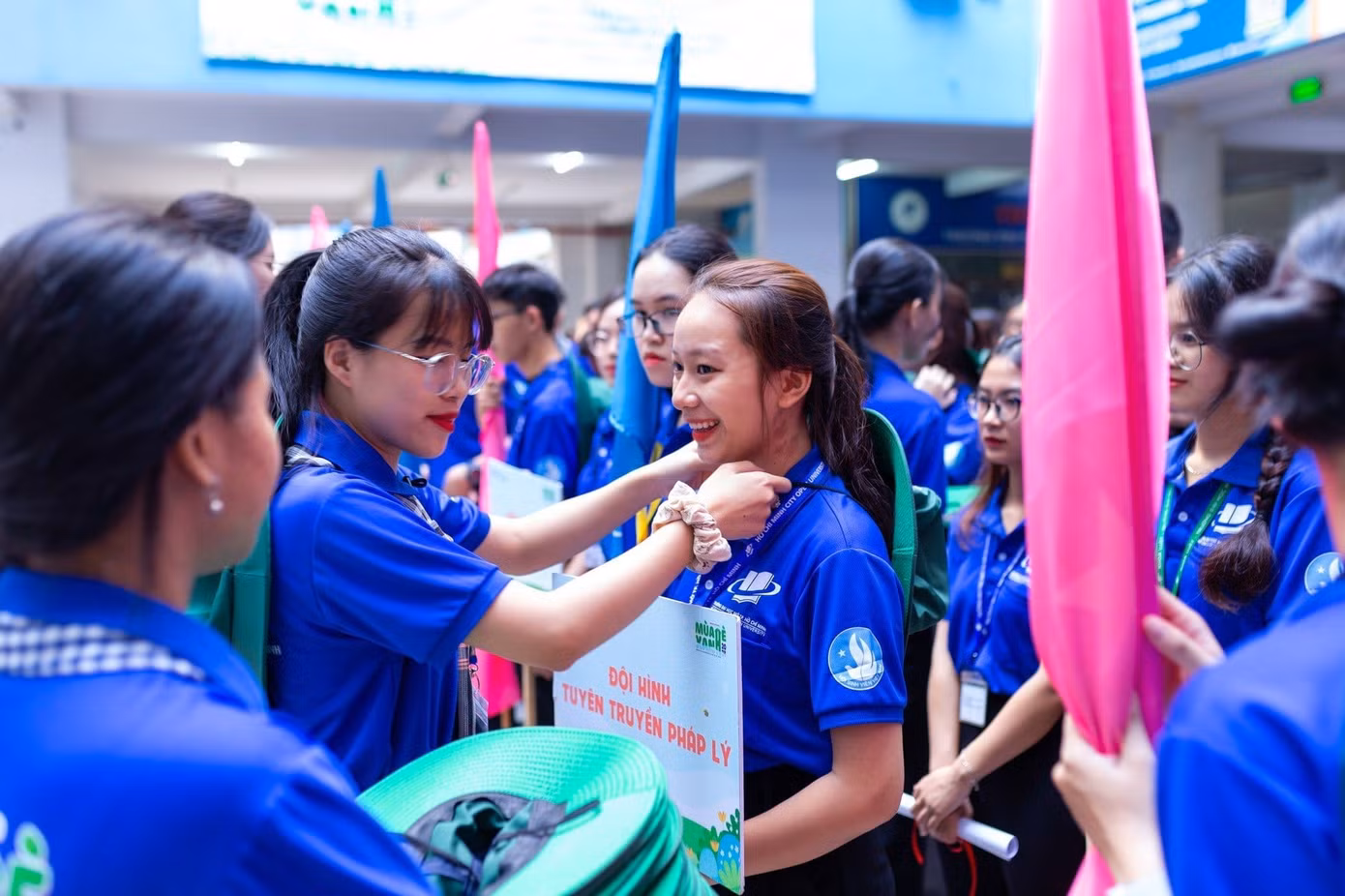 Ban chỉ huy chiến dịch trao nón tai bèo cho các chiến sĩ tình nguyện "Mùa Hè Xanh".