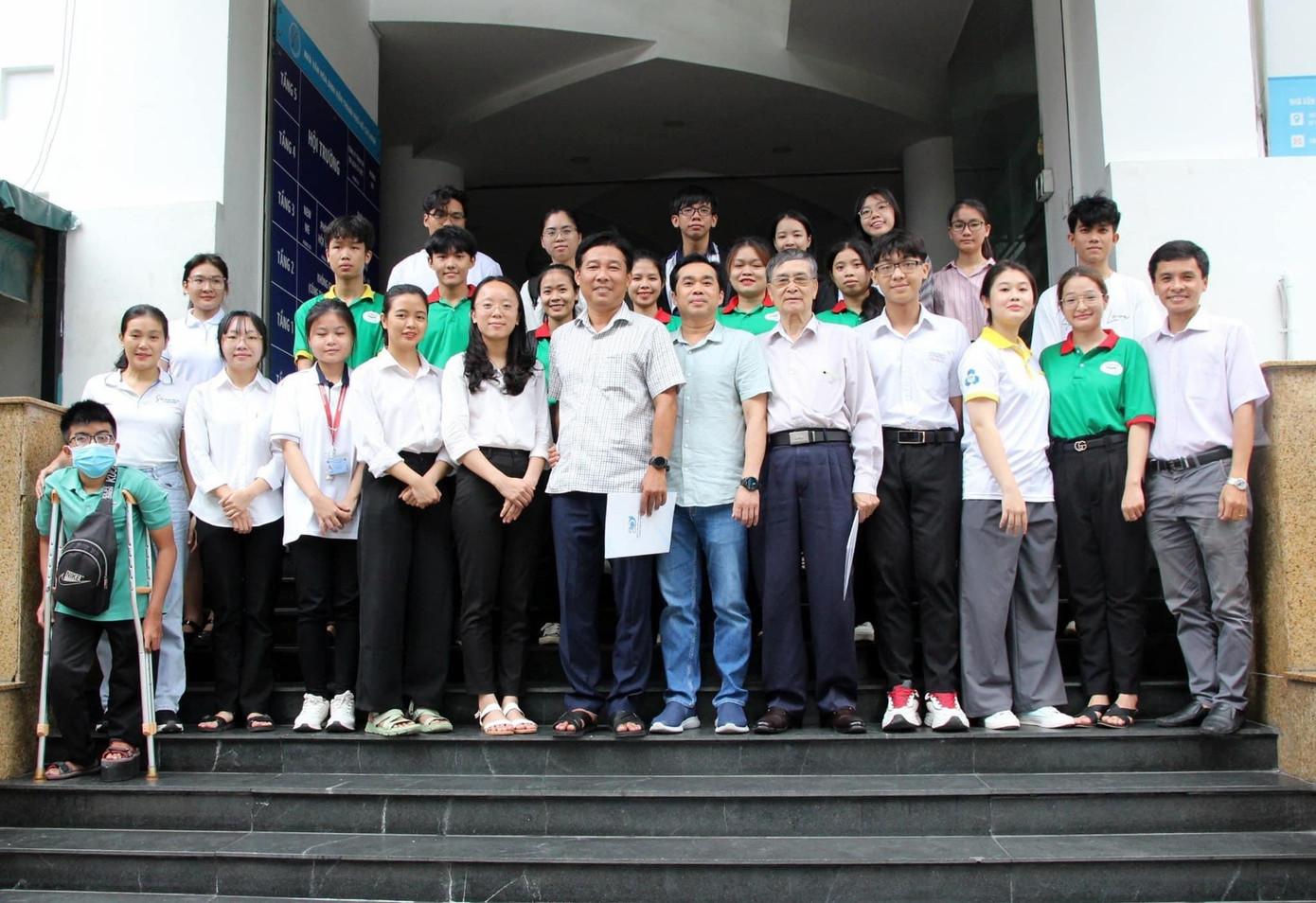 Các bạn sinh viên được trao học bổng "Hy vọng" dịp này.