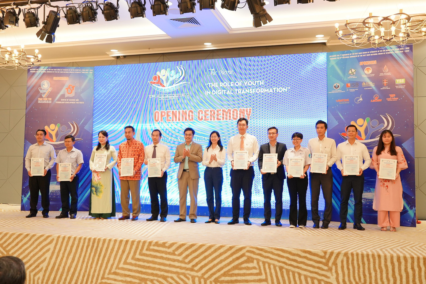 Chị Phan Thị Thanh Phương - Bí thư Thành Đoàn và anh Đoàn Kim Thành - Giám đốc Trung tâm Phát triển Khoa học và Công nghệ Trẻ đại diện Ban Tổ chức trao thư cảm ơn đến các đơn vị phối hợp, đồng hành với diễn đàn.