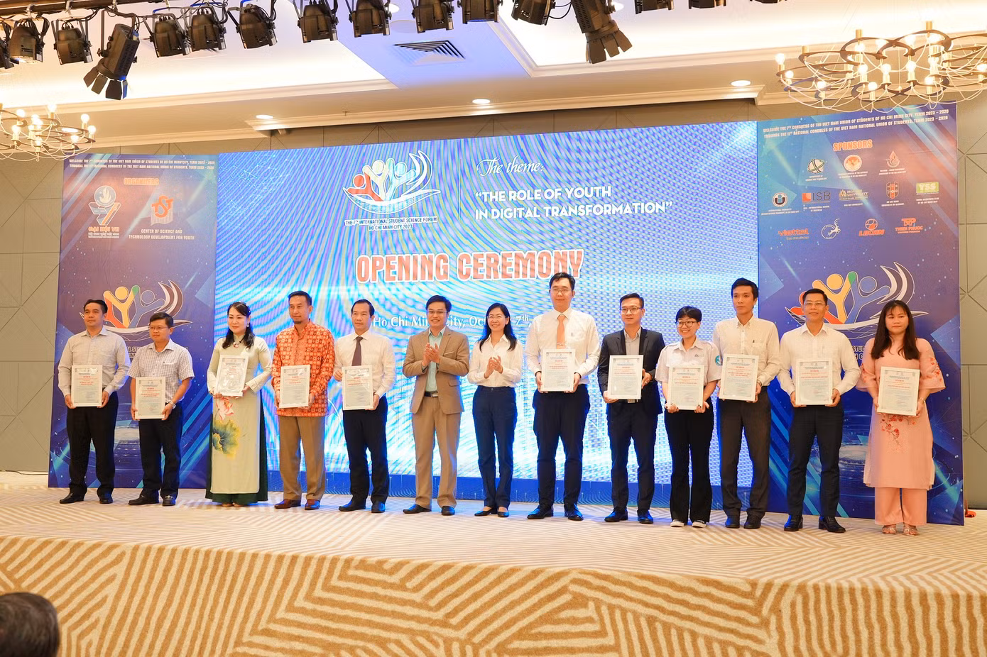 Chị Phan Thị Thanh Phương - Bí thư Thành Đoàn và anh Đoàn Kim Thành - Giám đốc Trung tâm Phát triển Khoa học và Công nghệ Trẻ đại diện Ban Tổ chức trao thư cảm ơn đến các đơn vị phối hợp, đồng hành với diễn đàn. Chị Phan Thị Thanh Phương - Bí thư Thành Đoàn và anh Đoàn Kim Thành - Giám đốc Trung tâm Phát triển Khoa học và Công nghệ Trẻ đại diện Ban Tổ chức trao thư cảm ơn đến các đơn vị phối hợp, đồng hành với diễn đàn.