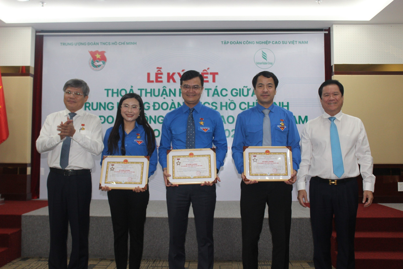 Ông Trần Công Kha (bên trái), Bí thư Đảng ủy, Chủ tịch HĐQT Tập đoàn Công nghiệp cao su Việt Nam trao &quot;Kỷ niệm chương Cao su Việt Nam&quot; cho Bí thư thứ nhất T.Ư Đoàn Bùi Quang Huy, Bí thư T.Ư Đoàn Ngô Văn Cương và Bí thư T.Ư Đoàn Nguyễn Phạm Duy Trang.