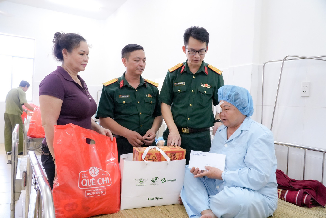 Chương trình thăm hỏi các bệnh nhân được phẫu thuật mắt miễn phí.