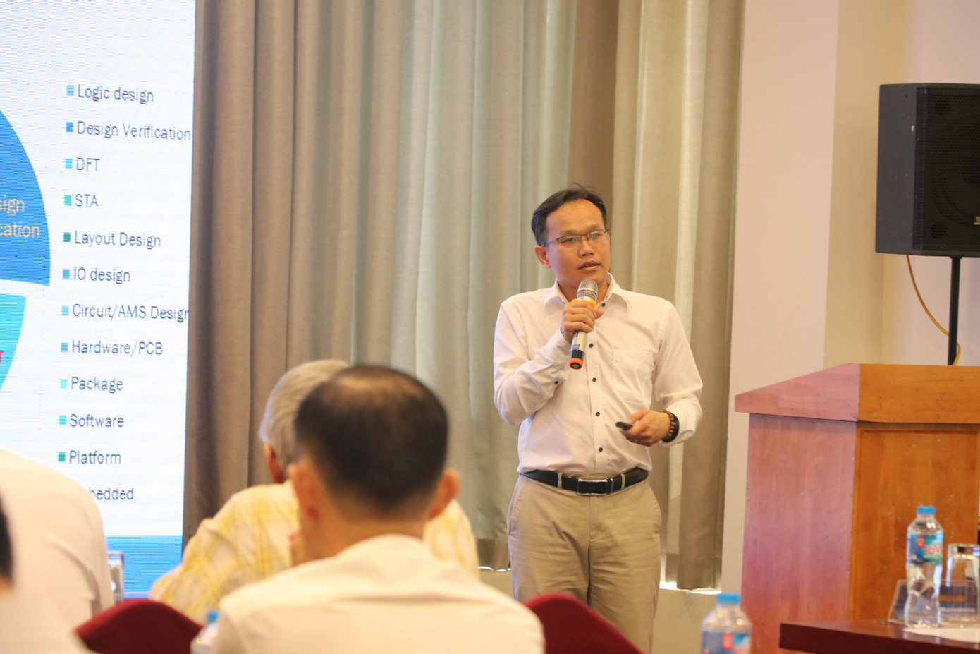 TS Nguyễn Minh Sơn chia sẻ về thực trạng và nhu cầu nhân lực ngành công nghiệp bán dẫn, thiết kế vi mạch. (Ảnh: Lan Huỳnh) TS Nguyễn Minh Sơn chia sẻ về thực trạng và nhu cầu nhân lực ngành công nghiệp bán dẫn, thiết kế vi mạch. (Ảnh: Lan Huỳnh)