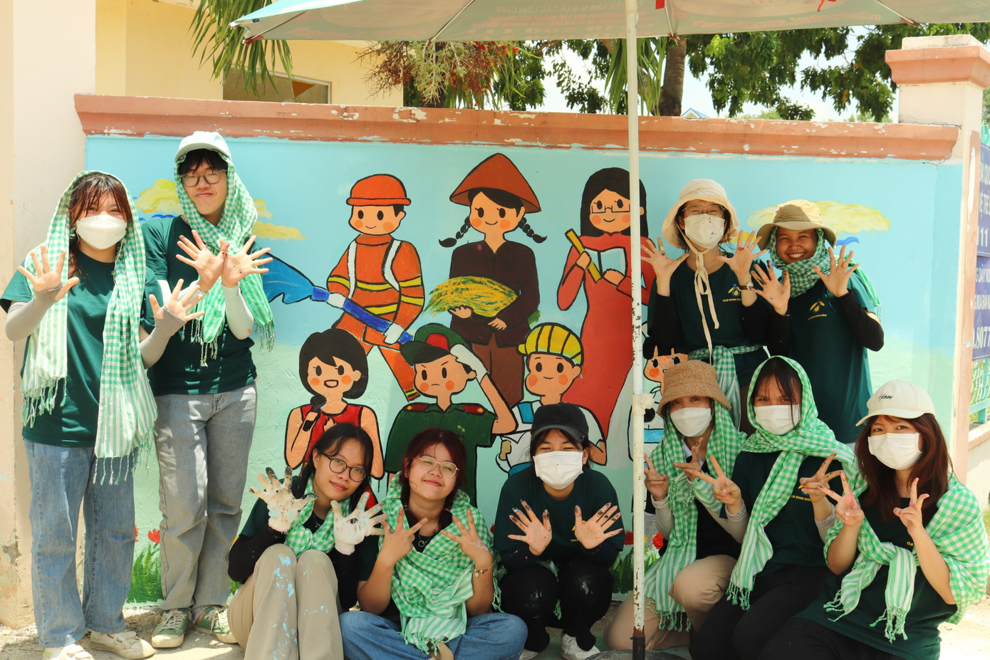 Công trình thanh niên tranh tường do chính các bạn sinh viên trong CLB Tình nguyện Đom Đóm Đêm vẽ. Công trình thanh niên tranh tường do chính các bạn sinh viên trong CLB Tình nguyện Đom Đóm Đêm vẽ.