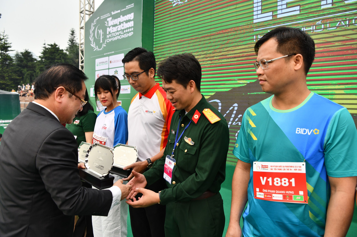 Tổng Biên tập báo Tiền Phong Lê Xuân Sơn (bên trái) trao kỉ niệm chương cho đại diện Bệnh viện Quân y 175. Tổng Biên tập báo Tiền Phong Lê Xuân Sơn (bên trái) trao kỉ niệm chương cho đại diện Bệnh viện Quân y 175.