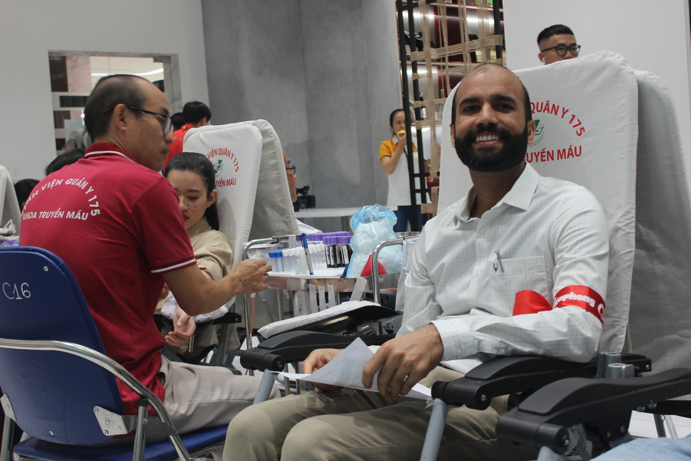 Ông Dilbag (người Ấn Độ) khi biết thông tin chương trình cũng tham gia hiến máu.