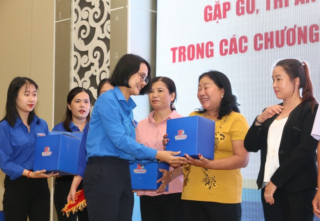 Chị Trần Thu Hà - Phó Bí thư Thành Đoàn, Chủ tịch Hội Sinh viên TP. HCM tặng quà cho các gia đình nuôi quân. (Ảnh: Ngô Tùng) Chị Trần Thu Hà - Phó Bí thư Thành Đoàn, Chủ tịch Hội Sinh viên TP. HCM tặng quà cho các gia đình nuôi quân. (Ảnh: Ngô Tùng)