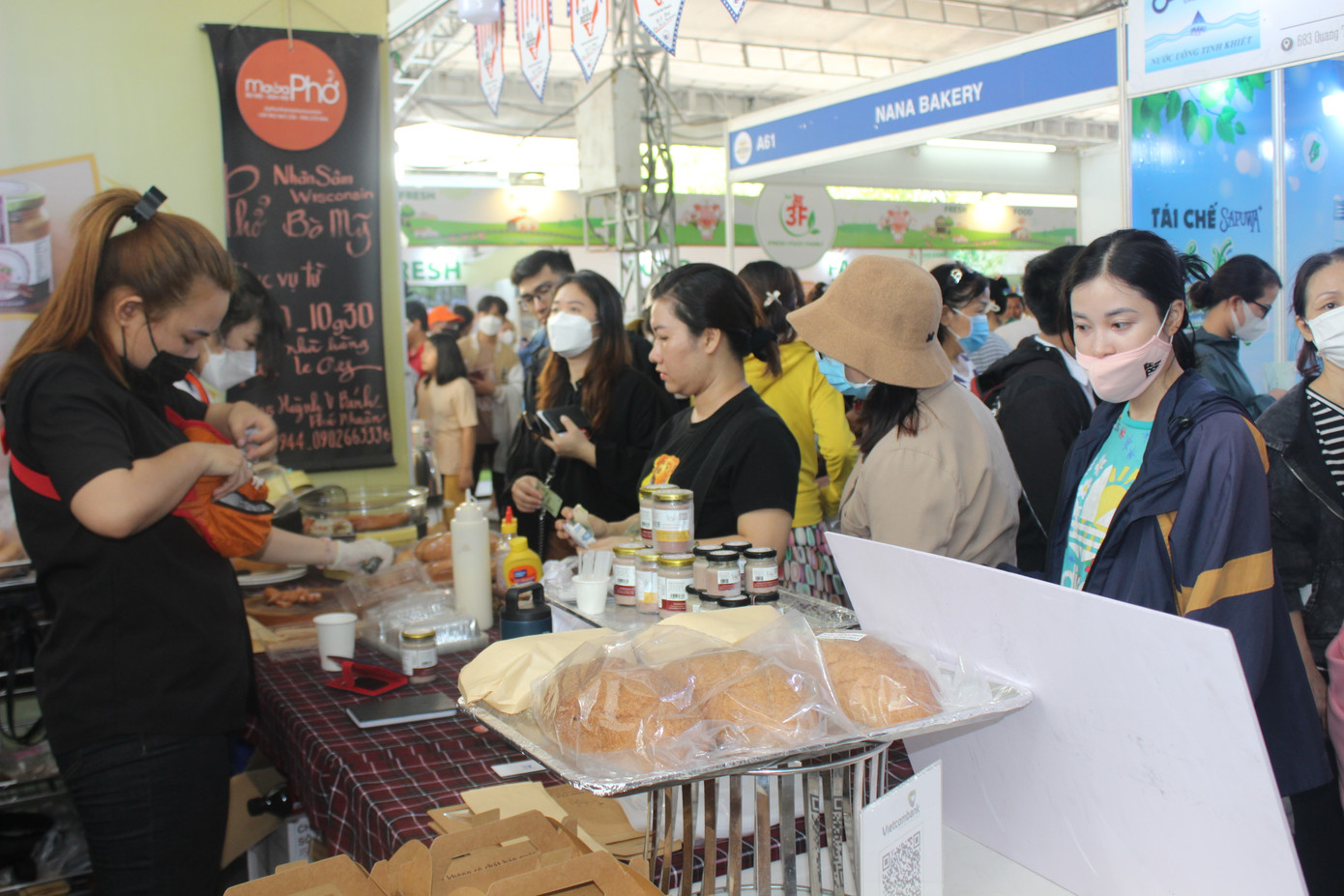 Những gian hàng trong lễ hội luôn chật kín thực khách đứng đợi mua bánh mì.