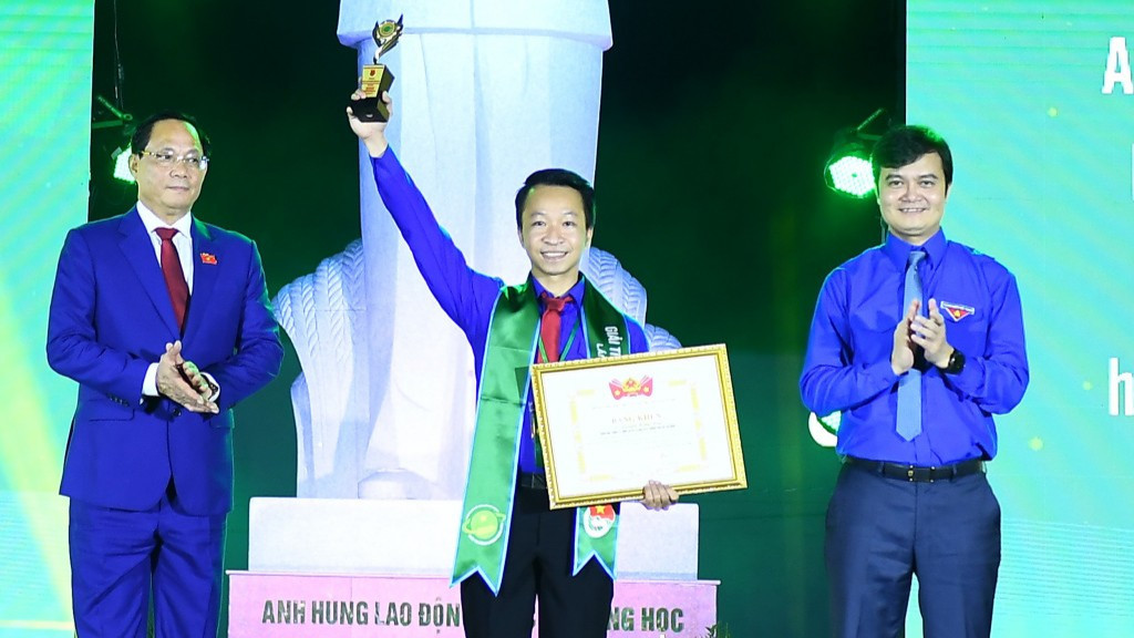 Anh Nguyễn Hồng Huy vinh được T.Ư Đoàn TNCS Hồ Chí Minh trao tặng Giải thưởng Lương Định Của năm 2023. Anh Nguyễn Hồng Huy vinh được T.Ư Đoàn TNCS Hồ Chí Minh trao tặng Giải thưởng Lương Định Của năm 2023.