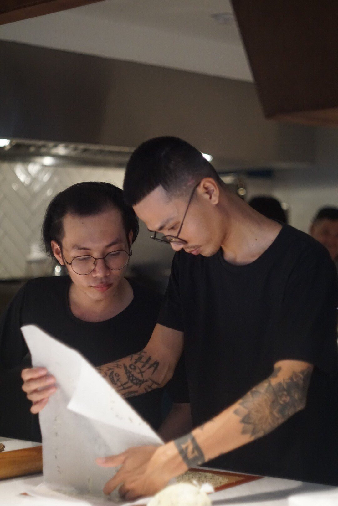 Sơn luôn hết mình với công việc bếp.