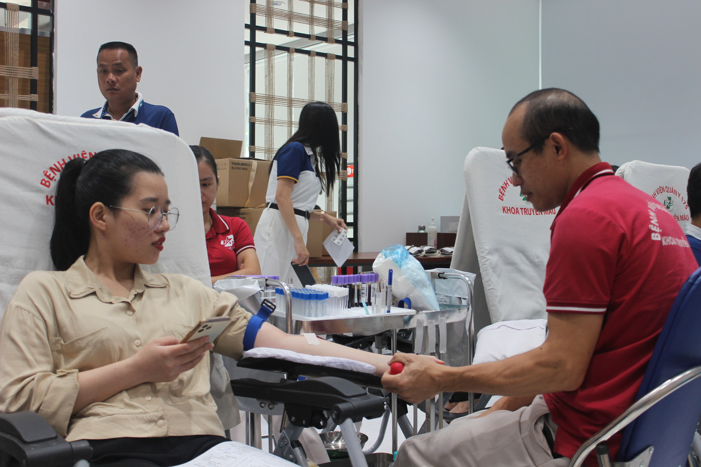 Buổi hiến máu không chỉ đóng góp vào việc cung cấp nguồn máu an toàn và đáng tin cậy cho bệnh viện, mà còn truyền cảm hứng cho mọi người về tình yêu thương và lòng nhân ái. Bằng cách tham gia hiến máu, mỗi cá nhân có thể góp phần nhỏ bé nhưng ý nghĩa vào việc cứu người và mang lại hy vọng mới cho những người cần sự giúp đỡ.