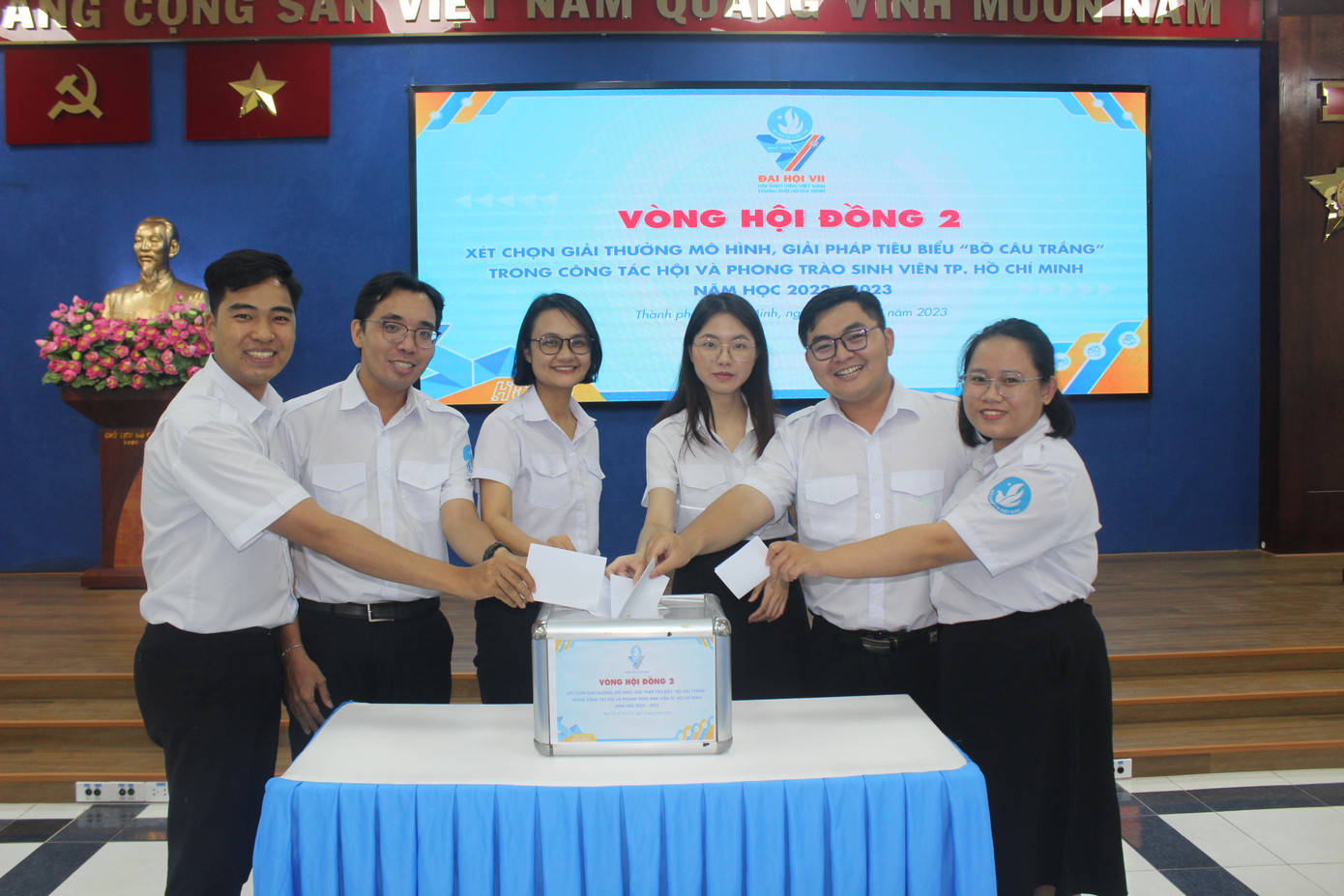 Kết thúc phần trình bày và đặt vấn đề của 4 mô hình, giải pháp, Hội đồng bình chọn mô hình, giải pháp đạt giải thưởng Bồ câu trắng năm học 2022 - 2023 đã tiến hành bỏ phiếu bình chọn.