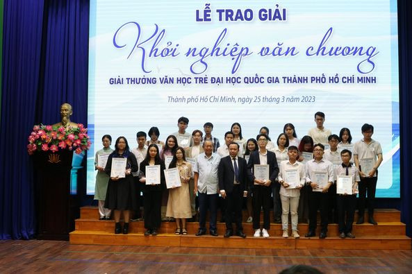 Các tác giả đoạt giải chụp ảnh lưu niệm cùng nguyên Phó Thủ tướng Thường trực Trương Hòa Bình và Giám đốc ĐHQG TP. HCM Vũ Hải Quân. (Ảnh: ĐHQG TP. HCM)