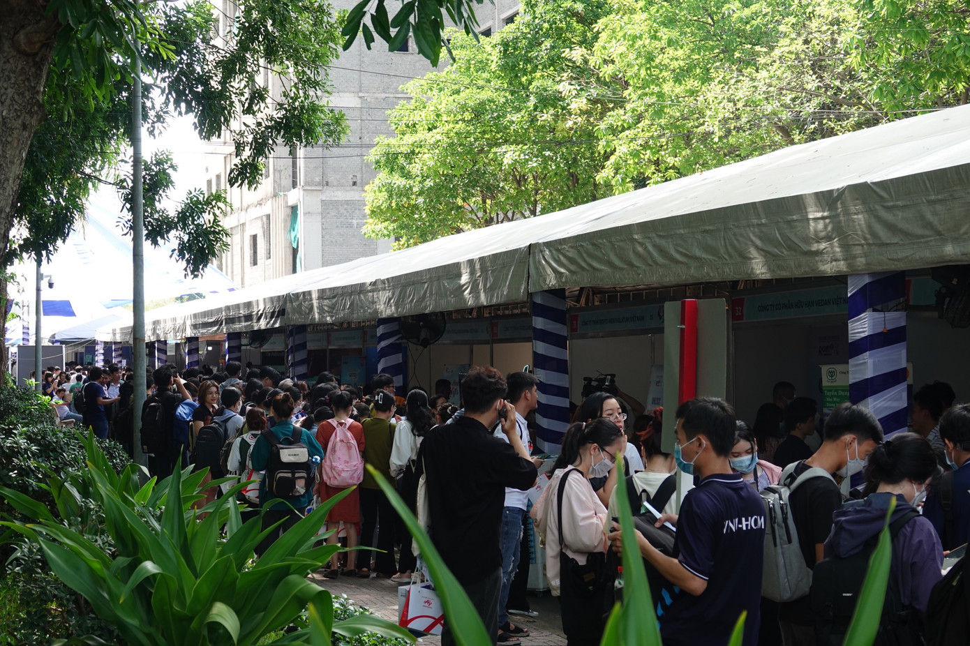 Rất đông các bạn sinh viên tham gia &quot;Ngày hội việc làm - Job Fair 2023&quot;.