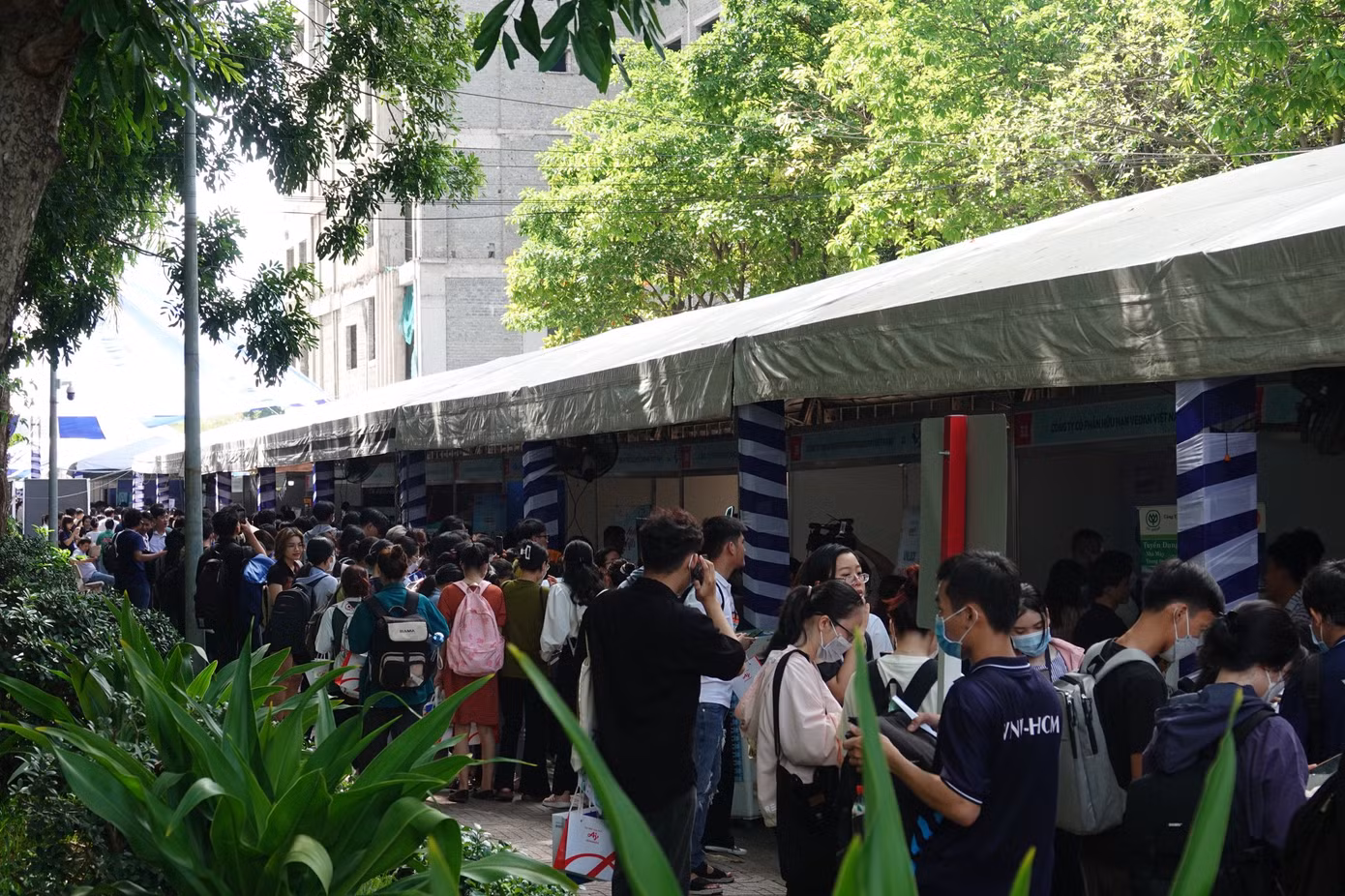 Rất đông các bạn sinh viên tham gia "Ngày hội việc làm - Job Fair 2023".