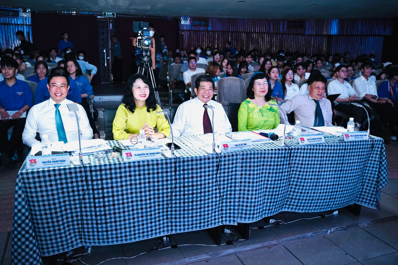 Đội ngũ Ban Giám khảo Vòng Chung kết bảng Đội tuyển Hội thi ‘Tầm nhìn xuyên thế kỷ’ lần thứ 12, năm 2023. Đội ngũ Ban Giám khảo Vòng Chung kết bảng Đội tuyển Hội thi ‘Tầm nhìn xuyên thế kỷ’ lần thứ 12, năm 2023.