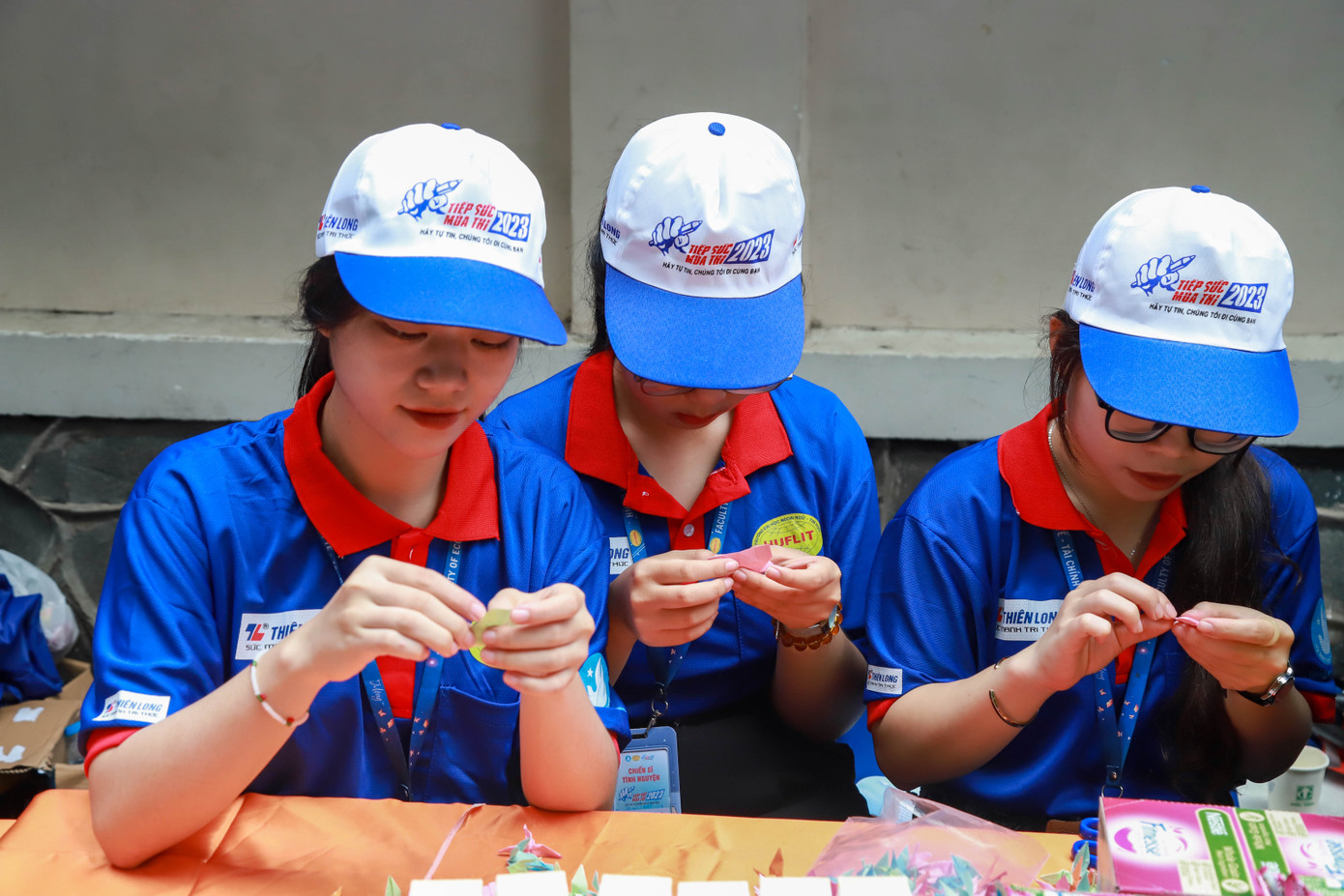 Nhiều tình nguyện viên đến điểm thi từ rất sớm để gấp hạc giấy gửi tặng sĩ tử.