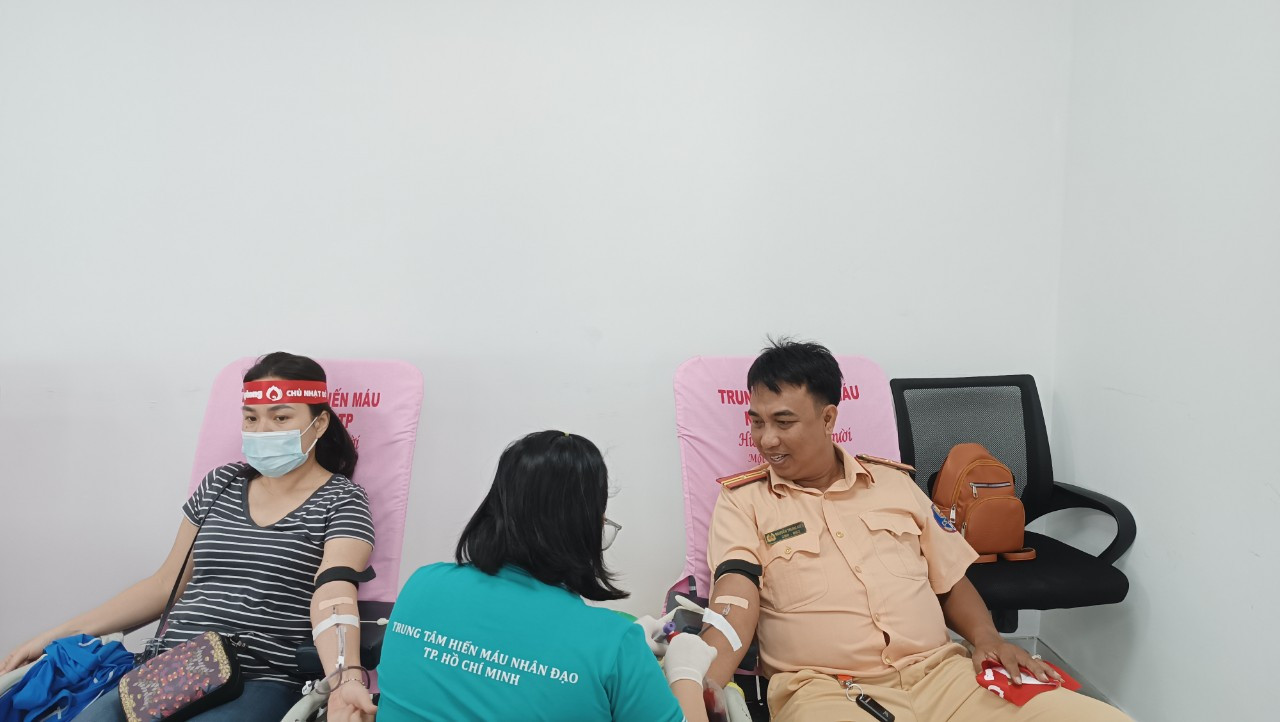 Nhiều chiến sĩ công an tham gia hiến máu tại ngày hội hiến máu Chủ nhật Đỏ.