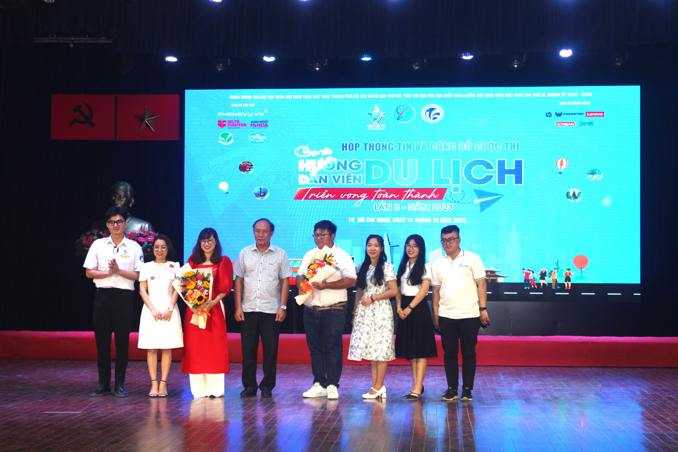 Ban Tổ chức tặng hoa cho Ban Giám khảo cuộc thi. Ban Tổ chức tặng hoa cho Ban Giám khảo cuộc thi.