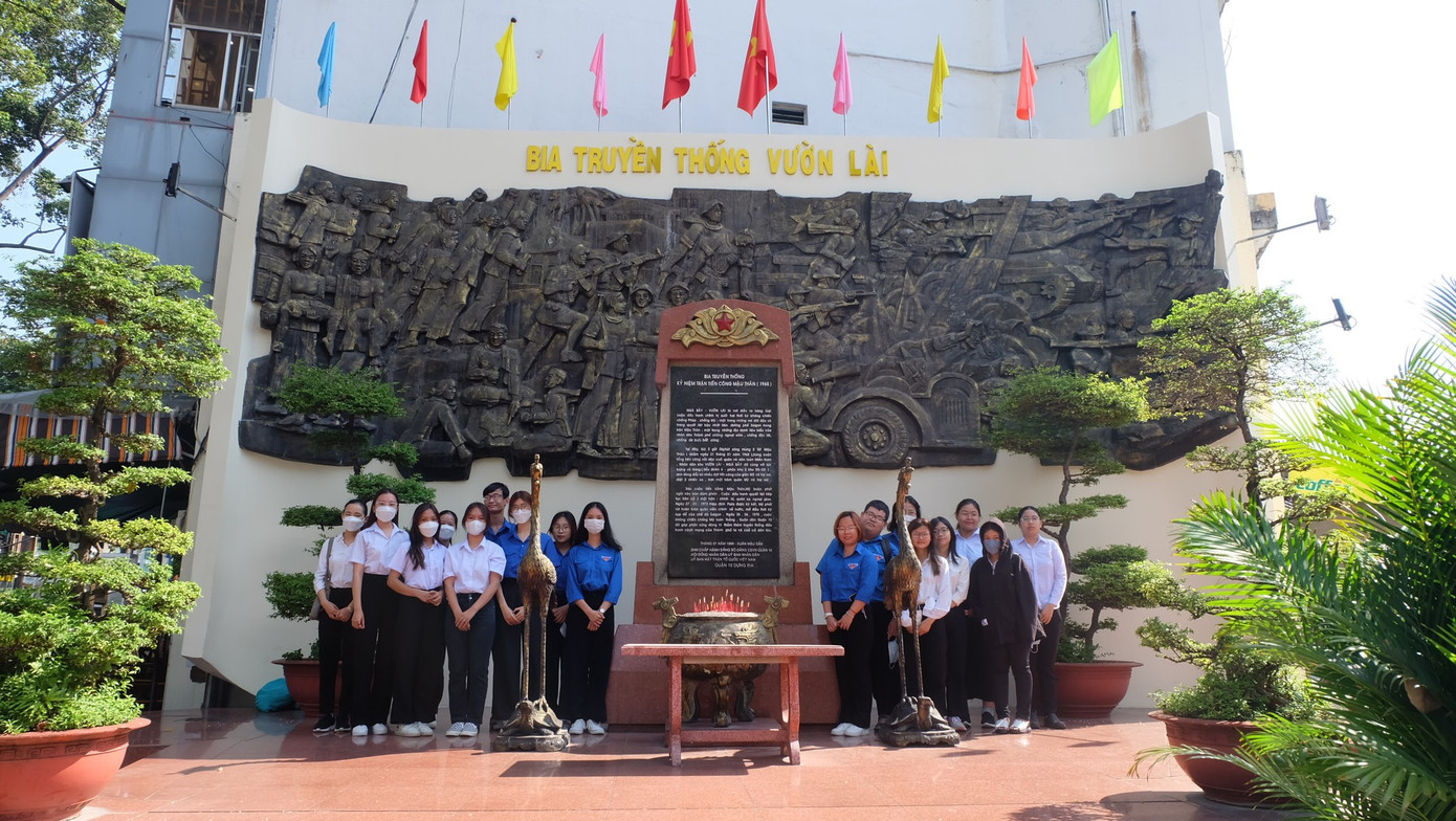 Các bạn sinh viên trường ĐH Sài Gòn tìm về các địa chỉ Đỏ để hiểu hơn về truyền thống cách mạng. (Ảnh: SIU) Các bạn sinh viên trường ĐH Sài Gòn tìm về các địa chỉ Đỏ để hiểu hơn về truyền thống cách mạng. (Ảnh: SIU)