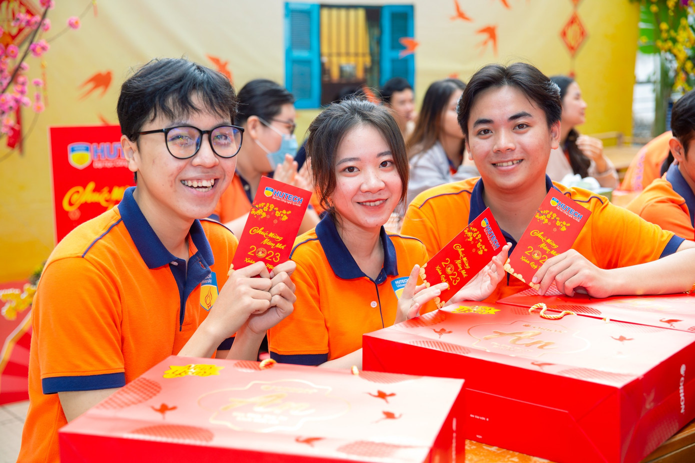 Mỗi bạn sinh viên đón Tết xa nhà được nhà trường lì xì 500.000 đồng. Mỗi bạn sinh viên đón Tết xa nhà được nhà trường lì xì 500.000 đồng.