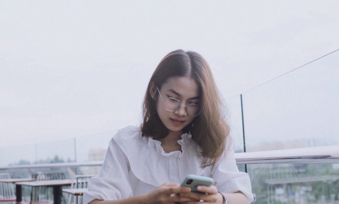 Hoàng Thị Thu Hà chọn cách mua sắm Tết thông qua hình thức trực tuyến. (Ảnh: NVCC)