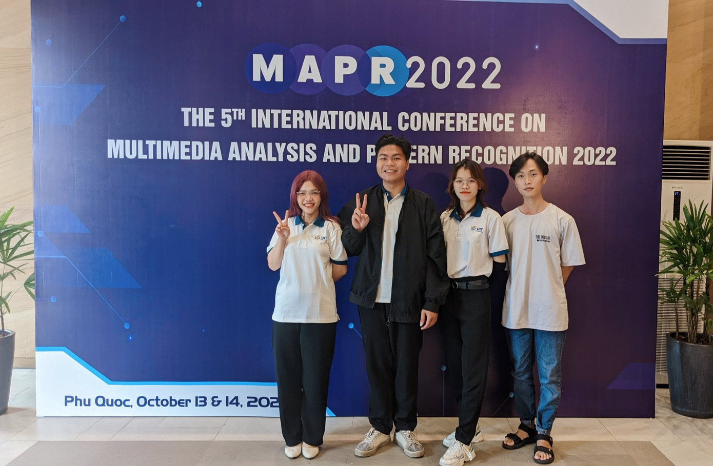 Việt Thịnh và Ngọc Huyền cùng nhóm nghiên cứu tại hội nghị MAPR 2022. Việt Thịnh và Ngọc Huyền cùng nhóm nghiên cứu tại hội nghị MAPR 2022.