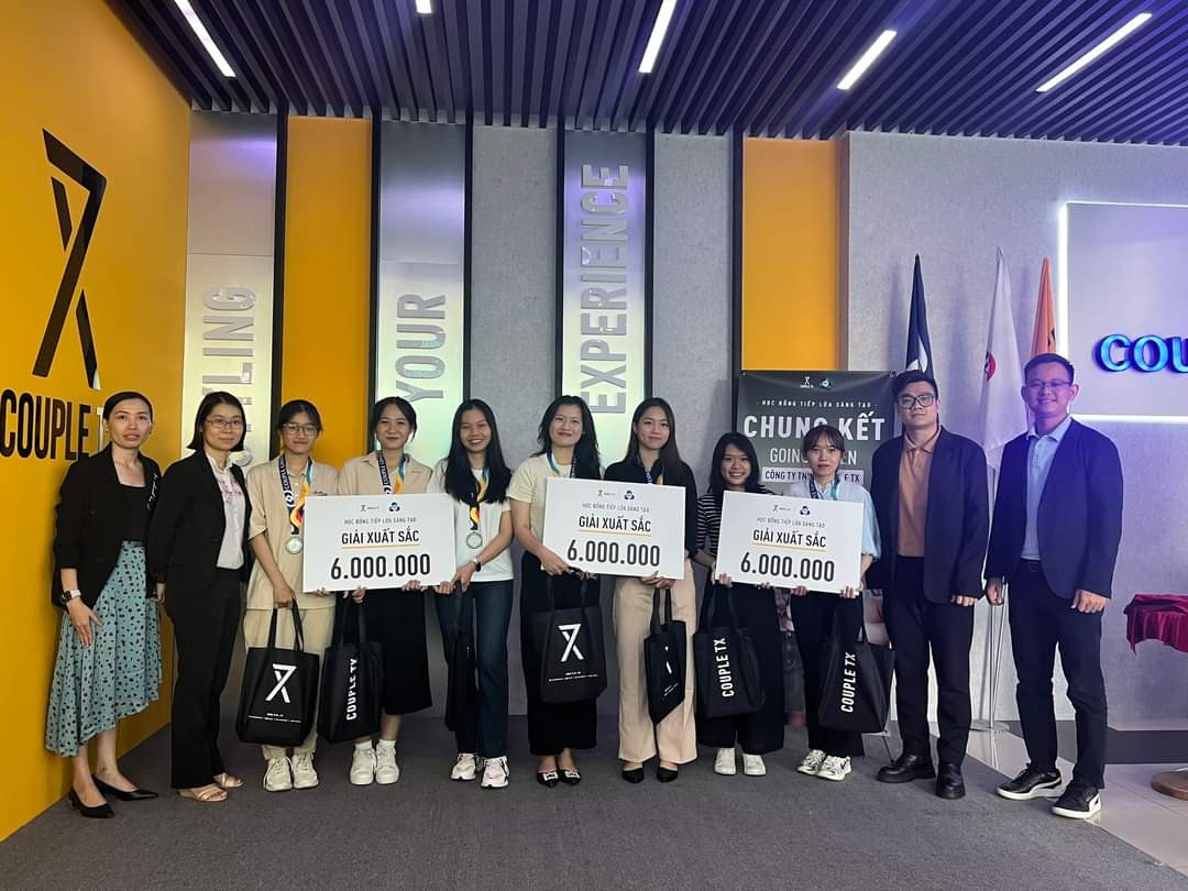 Ba giải xuất sắc được trao cho 3 nhóm sinh viên. Ba giải xuất sắc được trao cho 3 nhóm sinh viên.