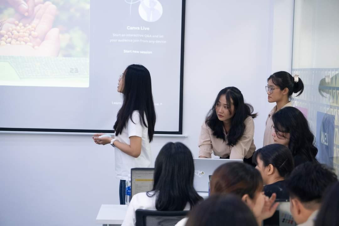 Các nhóm sinh viên bảo vệ đề tài trước Ban Giám khảo. (Ảnh: ĐHBK) Các nhóm sinh viên bảo vệ đề tài trước Ban Giám khảo. (Ảnh: ĐHBK)