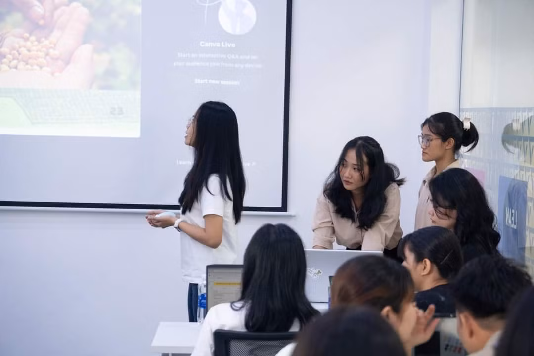 Các nhóm sinh viên bảo vệ đề tài trước Ban Giám khảo. (Ảnh: ĐHBK) Các nhóm sinh viên bảo vệ đề tài trước Ban Giám khảo. (Ảnh: ĐHBK)