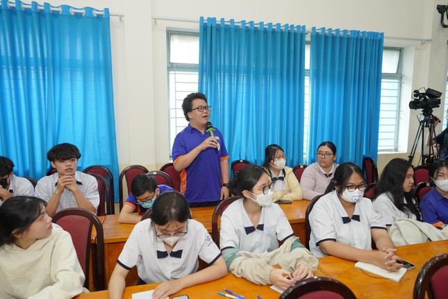 Các bạn trẻ chia sẻ về những tình huống mà người thân bị lừa đảo. (Ảnh: Phạm Nguyễn)