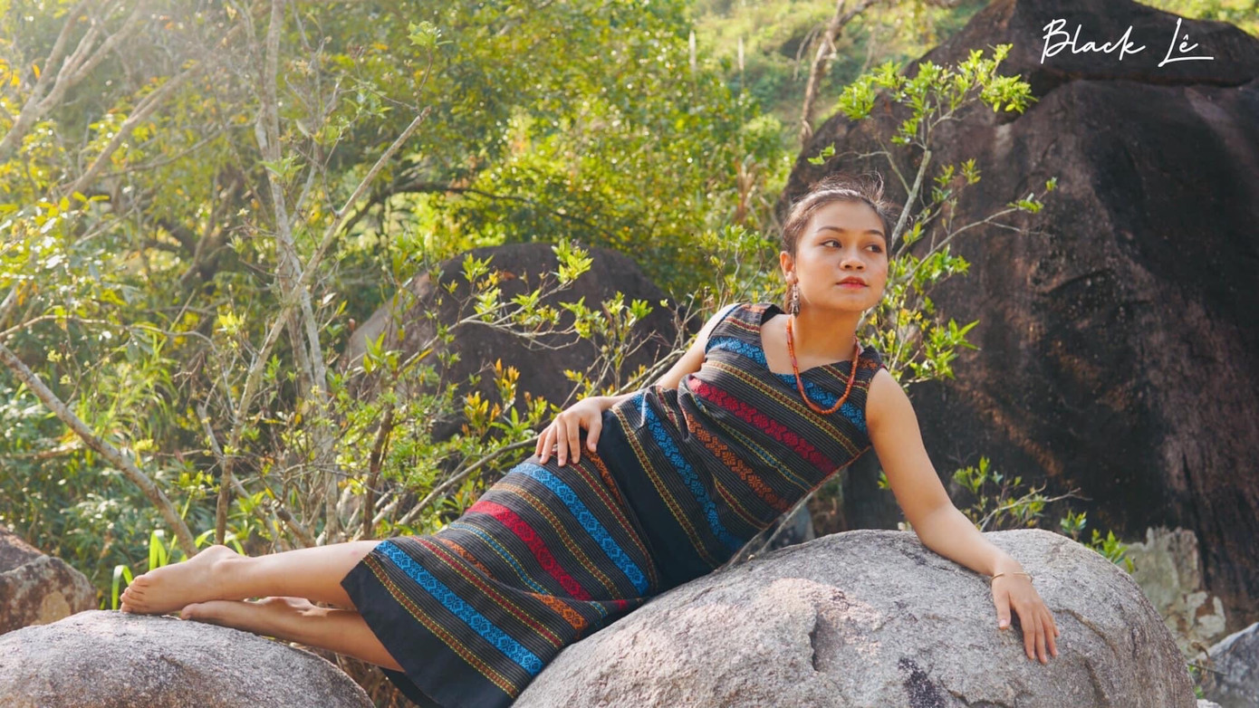 Black Lê trong trang phục truyền thống được cách điệu của dân tộc Ca dong.