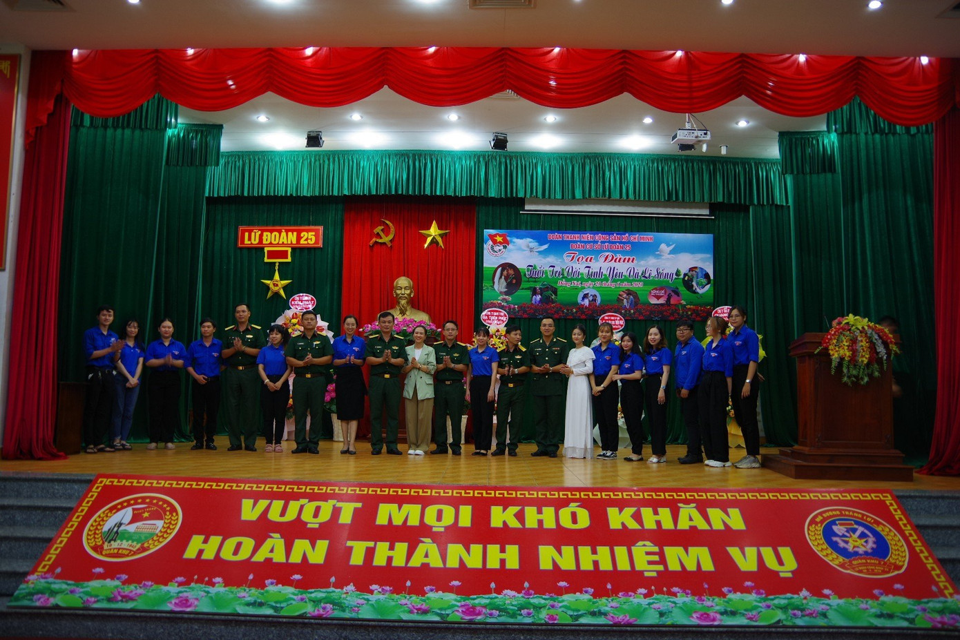 Ban Tổ chức chương trình chụp hình lưu niệm với các bạn đoàn viên, thanh niên tham gia buổi tọa đàm.