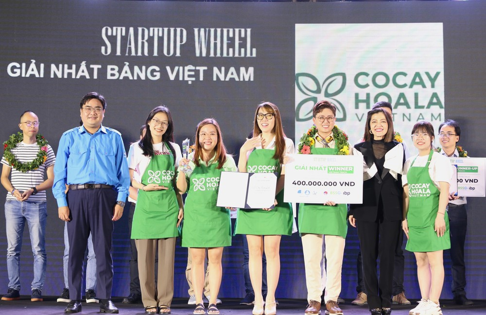 Phó Bí thư thường trực Thành Đoàn, Chủ tịch Hội LHTN TP. HCM Ngô Minh Hải (bên trái) trao giải Nhất cho các thành viên dự án khởi nghiệp 'Cỏ cây hoa lá'.