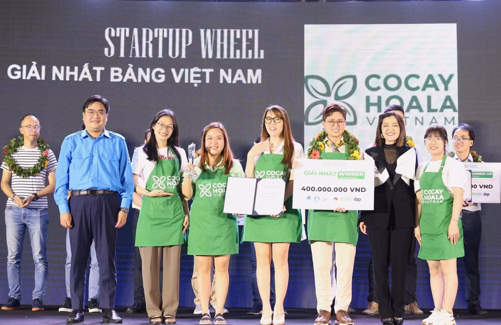 Phó Bí thư thường trực Thành Đoàn, Chủ tịch Hội LHTN TP. HCM Ngô Minh Hải (bên trái) trao giải Nhất cho các thành viên dự án khởi nghiệp 'Cỏ cây hoa lá'.