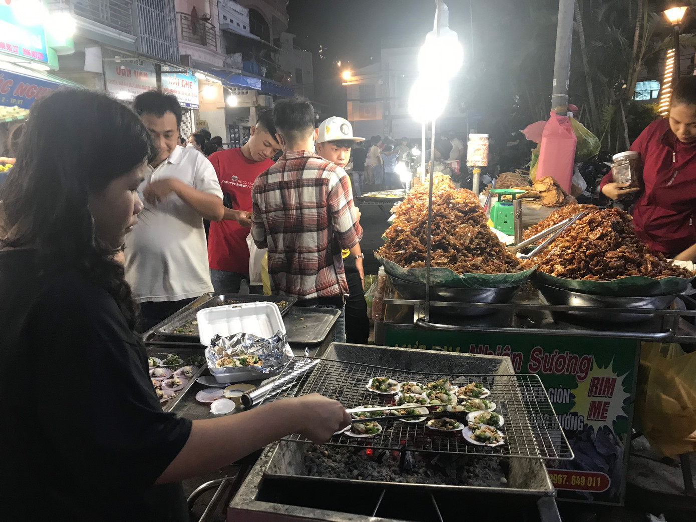 Chợ bán các loại hải sản tươi sống, tuy nhiên, có nhiều cửa hàng nhận chế biến tại chỗ cho khách mang về. Chợ bán các loại hải sản tươi sống, tuy nhiên, có nhiều cửa hàng nhận chế biến tại chỗ cho khách mang về.