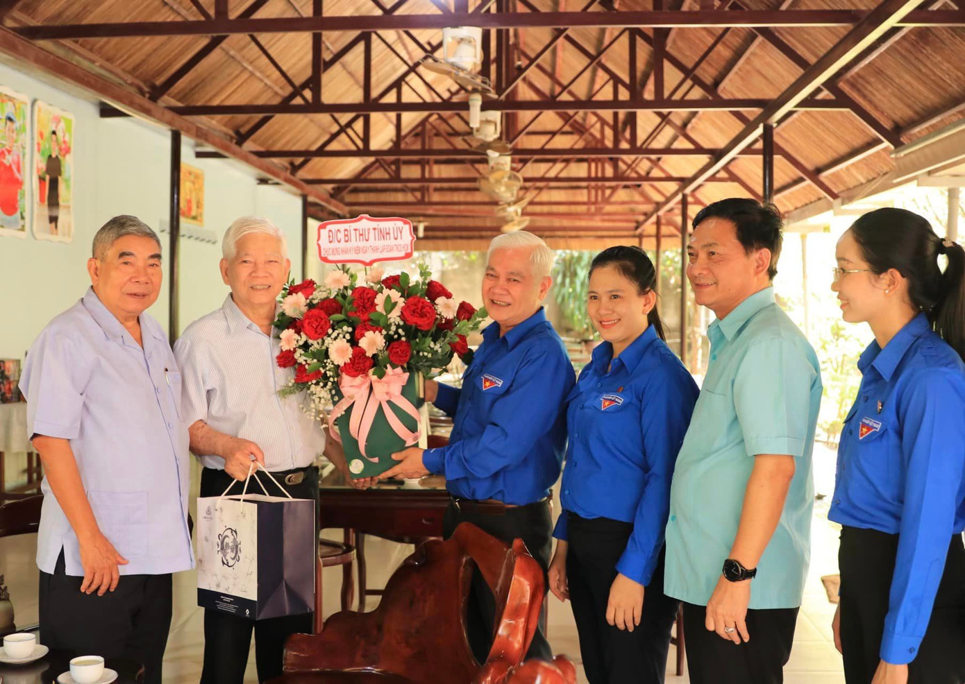 Đoàn đến thăm, tri ân cựu cán bộ Đoàn qua các thời kỳ. Đoàn đến thăm, tri ân cựu cán bộ Đoàn qua các thời kỳ.