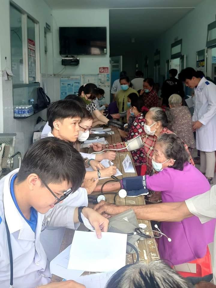 Đoàn đã khám, phát thuốc cho người dân xã Hưng Phong (huyện Giồng Trôm, tỉnh Bến Tre).